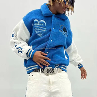 Chaqueta Varsity Personalizada de Forro Polar Sherpa con Mangas en Contraste, Bordados, Parches de Chenille y Botones a Presión, Estilo Urbano, Venta al por Mayor