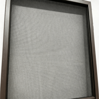 Fenêtre de sécurité moderne à trois sections avec moustiquaire en acier inoxydable et profilés en aluminium, design invisible, écologique