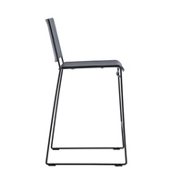 Tabouret de bar monobloc en plastique PP noir avec dossier, cadre métallique noir mat, hauteur de comptoir