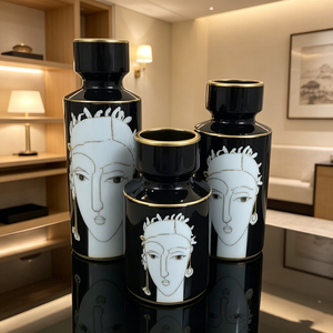 Vasi in Ceramica Nera <span class=keywords><strong>con</strong></span> Illustrazioni Artistiche di Volti Femminili e Finiture in Oro - Product Image 1