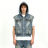 Gilet court streetwear sans manches à capuche zippé, coupe carrée, effet vieilli, avec graphique flamme en strass Kornit DTG, poche cargo et ourlet effiloché