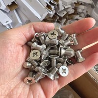 Vis à tête cylindrique cruciforme en acier au carbone de haute qualité DIN 7985 pour l'assemblage de meubles et d'armoires