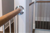 Main courante en acier inoxydable aspect bois pour maisons modernes