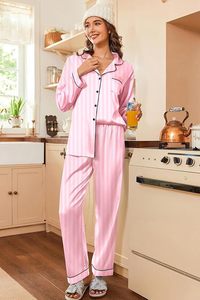 Robe de chambre en satin personnalisée avec logo, longue robe de mariée en soie, kimono, peignoir pour mariée et demoiselles d'honneur, tenue de détente pour fête de mariage estivale, pyjama pour femmes - Product Image 4