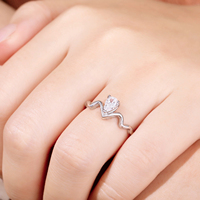 Bague en argent sterling 925 personnalisée en gros, en forme de goutte d'eau, avec zircone et design festonné