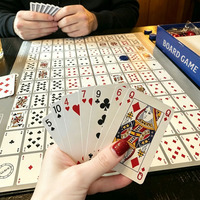 Jeu de société avec plateau de jeu, 2 jeux de cartes à jouer et jetons colorés, jeu de cartes de stratégie familial classique pour soirée de jeux en famille
