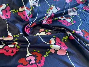Personnaliser la conception légère et brillante de tissu de soie d'Arman bleu foncé soie rouge et rose fleurs peut coudre belle robe
