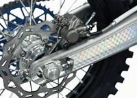Moto tout-terrain haut de gamme MT300 2 temps refroidie par eau 300cc, rapport de compression 13.2:1, suspension arrière triple réglable HTW, >80 km/h, 38 kW