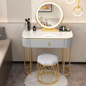 Nouvelle coiffeuse de chambre à coucher au style moderne et épuré, idéale pour les petits appartements - Product Image 2