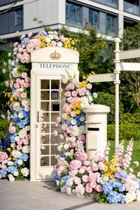 Conjunto de Cabina Telefónica con Flores Artificiales para Exhibición en Escaparates de Centros Comerciales, Decoración de Tiendas Comerciales - Product Image 2