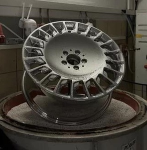 Station de finition automatique des jantes LuckyBridge – Restaurateur de jantes par vibration haute énergie pour un ébavurage rapide et un polissage miroir - Product Image 6