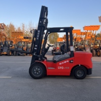 Chariot élévateur contrepoids électrique à batterie pour la manutention des matériaux, idéal pour les quais de chargement d'entrepôt et le transport de marchandises en intérieur