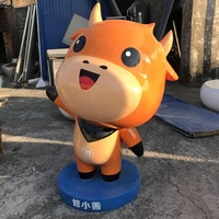 Patung Sapi Kartun Fiberglass Model Hewan Luar Ruangan Kustomisasi Patung Karakter Kartun Hiasan Dekoratif dari Resin
