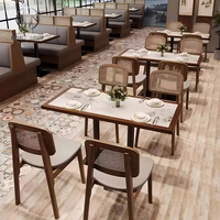 Ensemble de meubles de restaurant, café et bar moderne, tables rondes en marbre, banquettes en cuir gris incurvées et chaises en bois