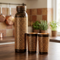 Ensemble cadeau de bouteille d'eau en cuivre écologique au design moderne et luxueux avec motif gravé sur toute la surface, quantité personnalisable pour un usage domestique