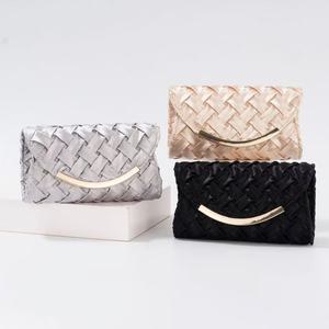 Elegante y Práctica Bolsa de Noche Color Champán, para Llevar en la Mano o al Hombro, Ideal para Bodas, Banquetes y Fiestas - Product Image 6