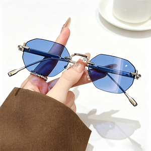 Gafas de Sol Retro Octagonales con Montura Completa Dorada y Blanca, Protección UV400, Montura Metálica Ligera, Lentes Tintadas para Hombres y Mujeres, Uso Diario y Viajes - Product Image 4