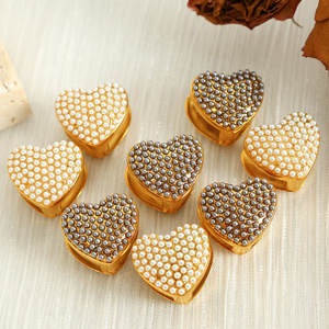 Pendientes de botón en forma de corazón chapados en oro con incrustaciones de perlas para fiestas, joyería de moda. - Product Image 2