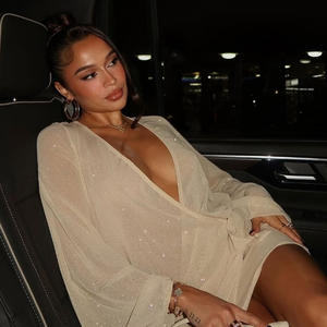 Robe Courte Personnalisée Respirante Scintillante à Col Plongeant Manches Chauve-Souris et Nœud Cache-Cœur – Élégance Vintage, Glamour et Chic Affirmé - Product Image 2