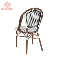 Chaise de banquet moderne en rotin tressé bicolore blanc et gris pour événements extérieurs, hôtels, mariages et location commerciale