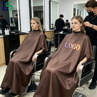 Capes de barbier imperméables marron chocolat avec trous pour les bras, logo personnalisé, faible MOQ, réglables pour salon de coiffure et coiffeur