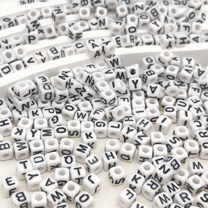 Cuentas Acrílicas Cuadradas de 5x5 mm con Letras Inglesas de Vocales Individuales para Manualidades, Accesorios de Joyería y Materiales de Artesanía. - Product Image 1