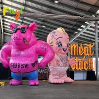 Mascotte gonflable géante cochon rose avec chapeau de chef, foulard rouge, ventre blanc et logo imprimé pour événements extérieurs et présentation de marque