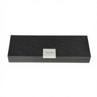 Boîte à bijoux en bois grainé noir mat avec doublure en velours, couvercle à charnière, logo personnalisé, longue boîte en bois pour l'emballage de bijoux de marque et les cadeaux de vente au détail