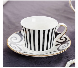Vente en gros personnalisée de services de table en porcelaine fine noire et blanche de style européen classique, assiettes et bols en céramique - Product Image 2