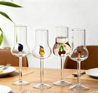 Schattig mini fruit in een glazen beker met hoge steel, uniek bolvormig glazen wijnglas voor café, bar, bruiloft, zakelijke souvenir.
