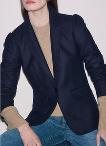 Blazer negro entallado para mujer con hombros acolchados, solapa con muescas y silueta ajustada, perfecto para la oficina - Product Image 5