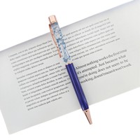 Pour les amateurs de journaux et de cadeaux |   Stylo à bille rétractable avec fleur séchée |   Tube transparent rempli d'huile avec garniture or rose |   Écriture et Cadeaux