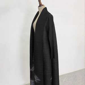 <span class=keywords><strong>Robe</strong></span> <span class=keywords><strong>longue</strong></span> plissée ouverte sur le devant pour <span class=keywords><strong>femme</strong></span>, manteau maxi plissé noir à imprimé paysage, coupe ample élégante à manches longues - Product Image 2