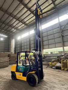 Montacargas KOMATSU FD30 Usado, Fabricado en Japón, Motor Diésel, 15000 kg, TCM Original, Gran Rendimiento, Disponible - Product Image 2