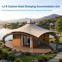 Unité d'hébergement de glamping en treillis d'acier sur mesure avec toit en membrane PVDF de 1050g et système mural configurable pour projets hôteliers