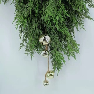 Arrangements saisonniers extérieurs élégants Décorations de Noël en cyprès de cèdre artificiel Produit d'art de qualité supérieure - Product Image 5