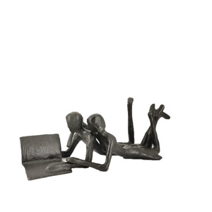 Scultura Retrò di Coppia che si Abbraccia e Legge, Rilassata a Letto che Leggeva Insieme, Ornamento Astratto in Ghisa per Coppie - Product Image 1