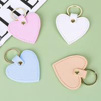 Schattig creatief hartvormig sleutelhanger van PU leer, gepersonaliseerd hartvormig hangend ornament voor tassen, metalen sleutelketting, op maat gemaakte groothandels cadeau-accessoire