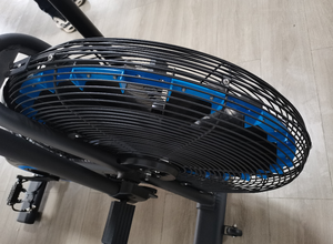 Bicicleta estática de resistencia al viento con resistencia ajustable para entrenamiento cardiovascular y fitness. - Product Image 3