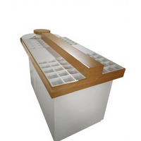 Comptoir de présentation de bijoux en bois blanc moderne de luxe sur mesure OEM, vitrine cosmétique pour magasin de détail, centre commercial, boutique