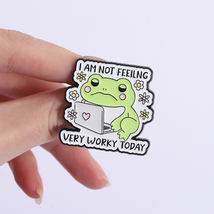 Broches en émail pour le lieu de travail, motif grenouille, je ne me sens pas très bien au travail aujourd'hui, je fais pipi pendant le temps de travail, badge cadeau pour les employés de bureau - Product Image 4