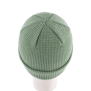 Gorro de Invierno de Punto 100% Acrílico Verde, Cálido y Cómodo, Unisex al Por Mayor con Parche Tejido Personalizado y Logotipo con Borde Merrow - Product Image 4