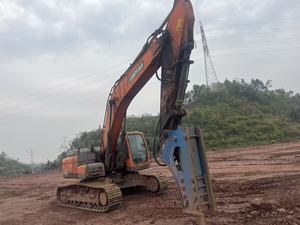 Excavadora hidráulica de cadenas grande para operaciones en sitios de construcción, usada, marca Doosan DX340, en stock para venta a bajo precio. - Product Image 6