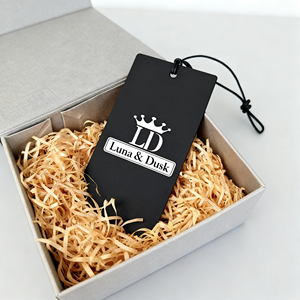 Etiquetas colgantes para ropa de PVC/tela reciclado <span class=keywords><strong>2026</strong></span>, diseño CE AI para vendedores de EE. UU., etiqueta colgante de papel de nuevo diseño - Product Image 1