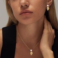 Ensemble de bijoux en argent sterling 925 plaqué or 18 carats avec pendentif feuille de Monstera en perle et zircon, collier et boucles d'oreilles tropicales pour femmes