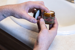 Crema Acondicionadora para Barba ABCo (2 oz) - Hidratación Calmante sin Enjuague con Aloe, Karité y Neem - Anti-Picazón - Product Image 3