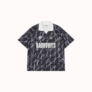 เสื้อยืดทรงบ็อกซี่ผ้าโพลีเอสเตอร์ลายกราฟิกพิมพ์ด้านหน้าพร้อมป้ายปัก - Product Image 1