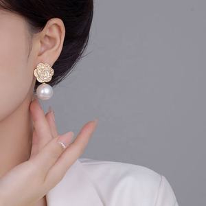 Boucles d'oreilles clous personnalisées en cuivre doré avec grosses perles, design floral géométrique simple et élégant, cadeau parfait, très prisées - Product Image 4