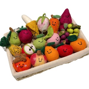 Pendentif en feutre de laine fait main en gros, motif légumes, fruits, pain, cerise, radis, porte-clés, bijoux - Product Image 5