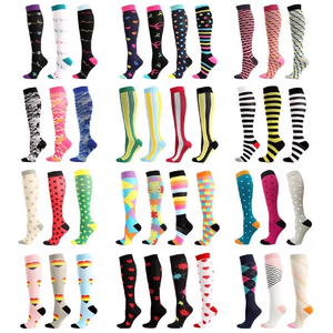 JIN PENG Chaussettes de compression athlétiques personnalisées à motifs animaux et fruits pour femmes et hommes, favorisant la circulation et idéales comme cadeaux de Noël - Product Image 2